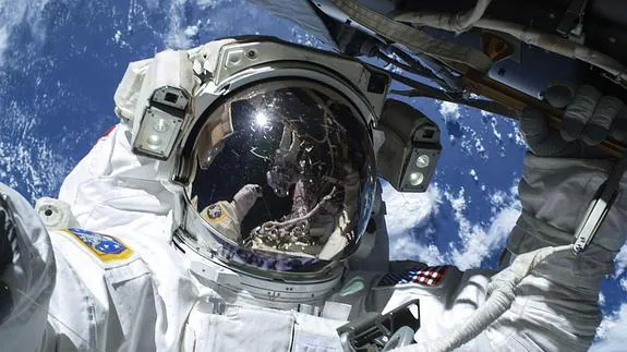 Barry Wilmore, durante el paseo espacial 