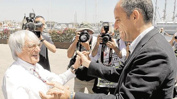 El expresidente valenciano Francisco Camps saluda al patrón de la Fórmula 1, Bernie Ecclestone, en 2011