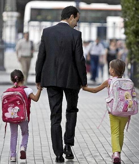 Un padre con sus dos hijas.