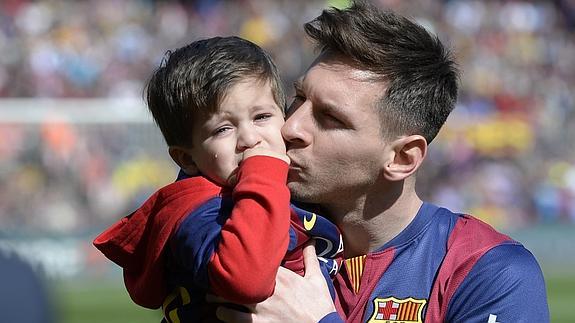 Messi besa a su hijo. 