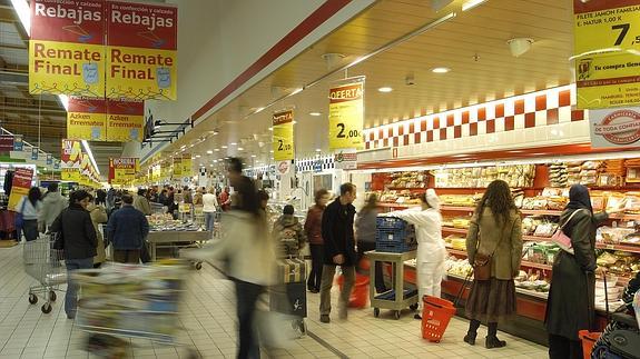 Clientes haciendo la compra en un supermercado. 