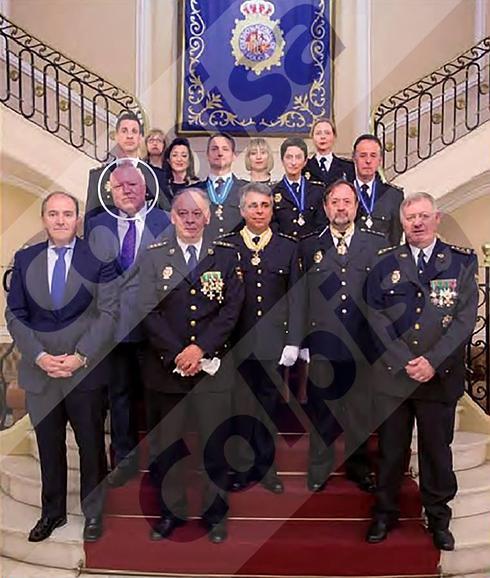  Foto oficial del acto en primavera de 2014 en el que el ‘número 2’ de la Policía, Eugenio Pino (el segundo por la izq. en primera fila), impuso la más importante condecoración del cuerpo al comisario José Manuel Villarejo (en el círculo). 