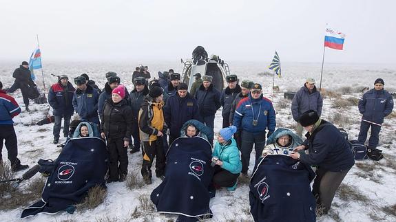 Elena Serova, Alexander Samokutyaev y Barry Wilmorey descansan minutos después de aterrizar. 