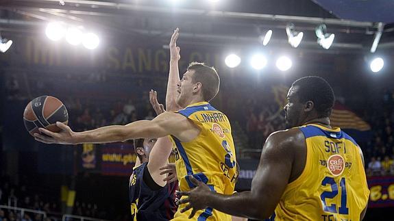 Linhart intenta encestar. 