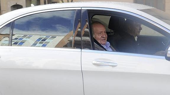 El rey Juan Carlos, a la salida de la consulta.