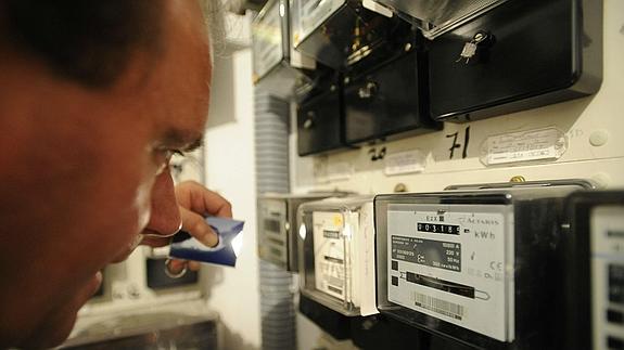 Un operario observa los contadores de la luz. 