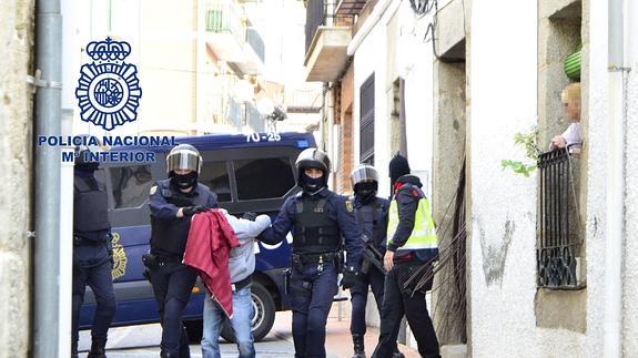 Detención de uno de los ocho presuntos miembros de una célula yihadista desmantelada la semana pasada. 