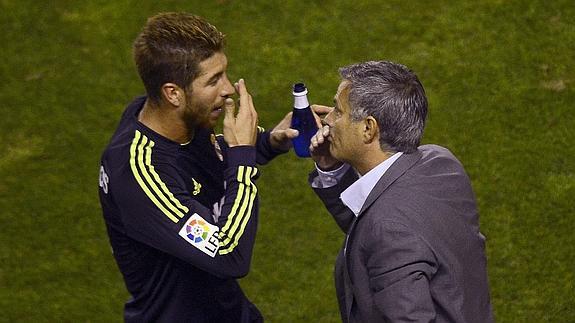 Sergio Ramos (i) habla con Mourinho en la etapa del portugués en el Madrid. 