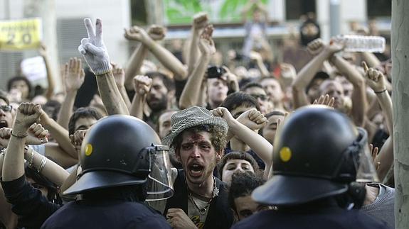 Los Mossos d'Esquadra protegen el Parlament de la ira de los manifestantes. 