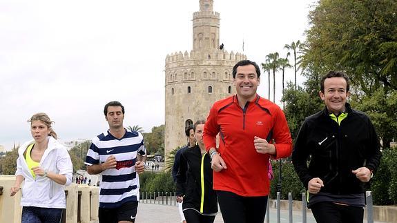 Juanma Moreno ha salido a correr con un grupo de amigos. 