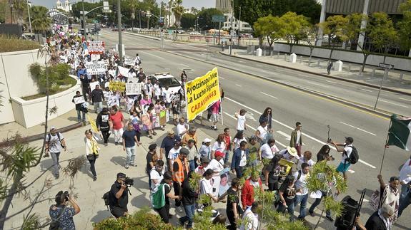 La llamada "Caravana 43", a su paso por Los Ángeles. 