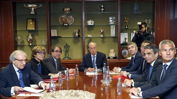 Josu Urrutia (4d), en la reunión de Las Rozas.   EFE