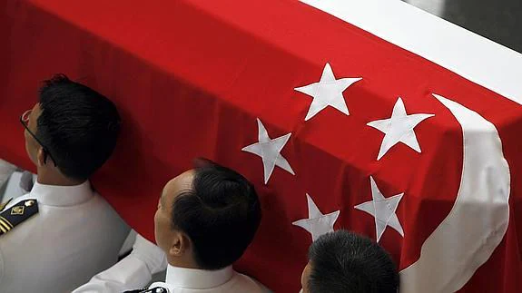 Militares llevan el féretro de Lee Kuan Yew, 'padre fundador' de Singapur.