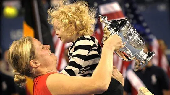 La tenista belga Kim Clijsters, ganadora del US Open en 2009, con su hija. 