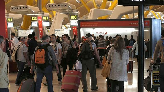 Varias personas atraviesan la terminal T 4 del Aeropuerto Adolfo Suárez-Madrid Barajas en Madrid.