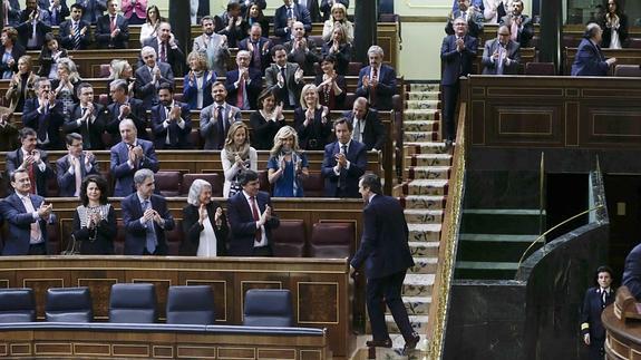 Los diputados del partido popular aplauden a su portavoz parlamentario, Rafael Hernando.