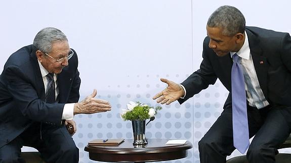 Obama y Castro se dan la mano en su encuentro bilateral.