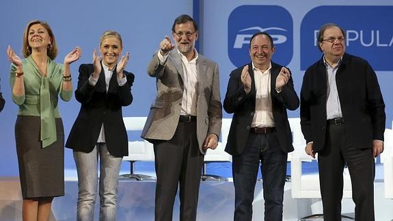 Mariano Rajoy, acompañado de María Dolores de Cospedal, Cristina Cifuentes, Pedro Sanz y Juan Vicente Herrera.