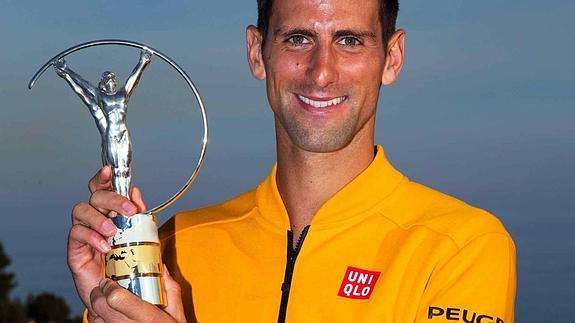 Djokovic sostiene el premio Laureus. 