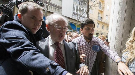 Rodrigo Rato, a su llegada a su despacho esta mañana