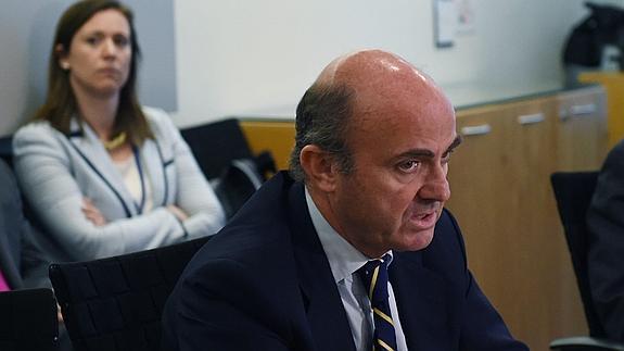 El Ministro de Economía y Competitividad de España, Luis de Guindos, durante una rueda de prensa en Washington.