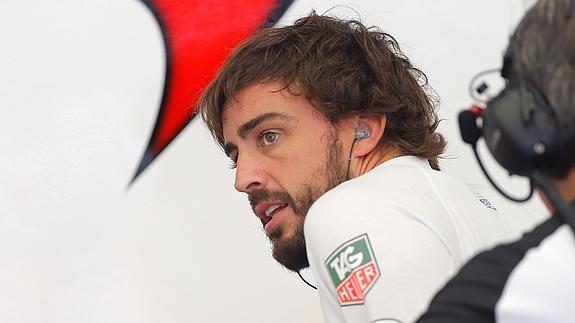 Alonso, en el garaje de McLaren. 