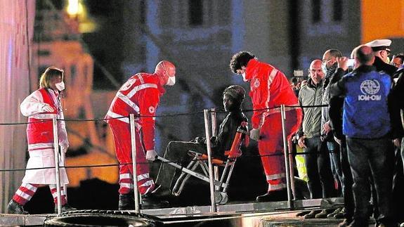 Un inmigrante superviviente de los recientes naufragios recibe atención médica de la Cruz Roja.