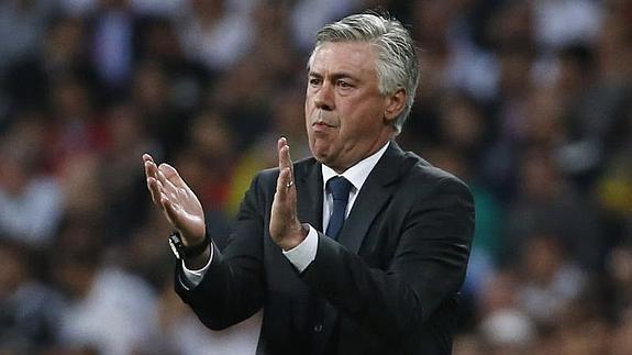 Ancelotti aplaude. 