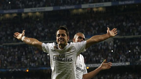 Chicharito Hernández celebra su gol decisivo.