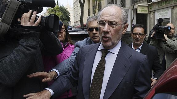 Rodrigo Rato sale de su despacho.