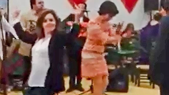 La vicepresidenta bailando sevillanas. 