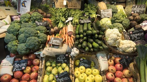 Frutas y verduras en una tienda.