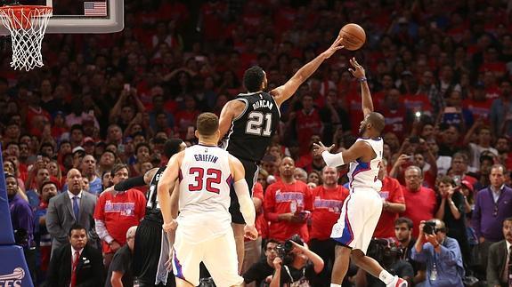 Chris Paul lanza a canasta pese a la oposición de Tim Duncan. 