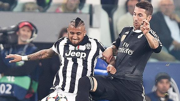 Sergio Ramos pugna con Arturo Vidal durante el partido.