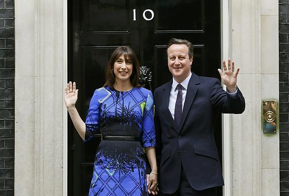 Cameron, con su esposa en Downing Street.