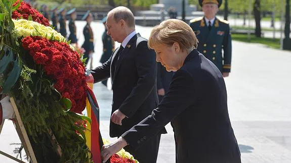Los líderes de Rusia y Alemania, Vladímir Putin y Angela Merkel, hoy en Moscú.