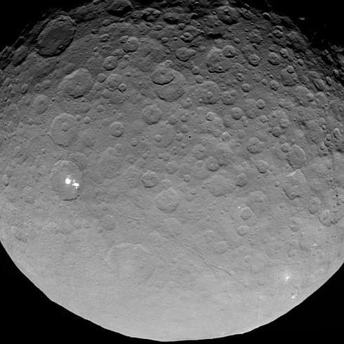 Una imagen de Ceres con los puntos brillantes.