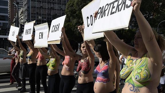 Activistas y embarazadas, durante su protesta en Argentina.