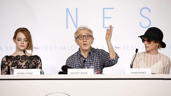 Woody Allen en Cannes, junto a las actrices Emma Stone y Paker Posey.