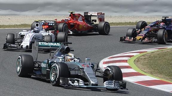 Hamilton, al frente de la carrera en Montmeló. 