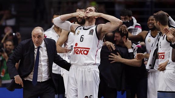 Los jugadores del Madrid celebran su victoria en la Euroliga. 