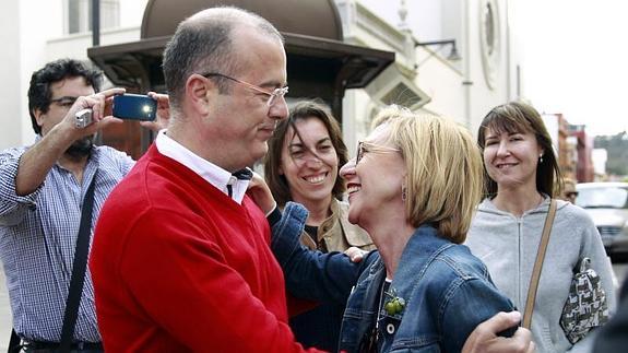 Rosa Díez saluda al candidato a la alcaldía de Santa Cruz de Tenerife, Miguel Ángel González.