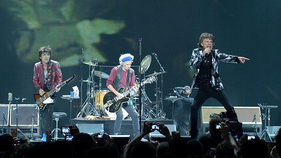 Keith Richards (c), Ronnie Wood (i) y Mick Jagger, durante un concierto de los Stones en el Staples Center de Los Ángeles.