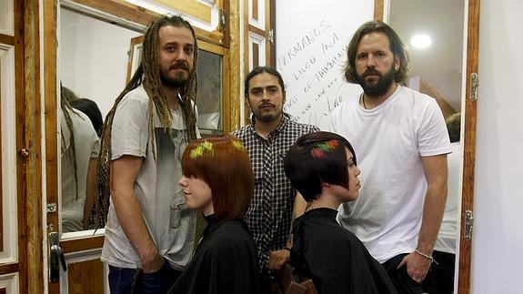 Los peluqueros José Luis Almendral, Marco Antonio Restrepo y Jorge Cáncer.