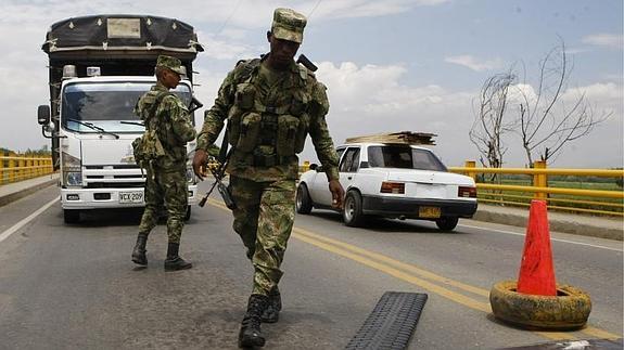 Miembros del Ejército colombiano, en un puesto de control.