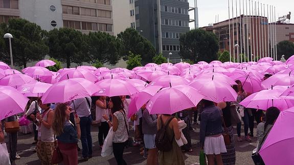 Las matronas protestan en la calle con centenares de paraguas rosas.