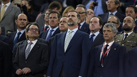 el presidente de la Generalitat, Artur Mas, y el rey Felipe VI, durante la pitada. 