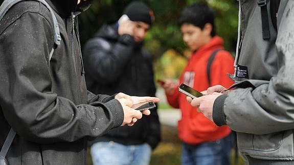 Varios jóvenes utilizan sus 'smartphones'.