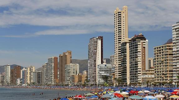 Una playa del levante con miles de bañistas.