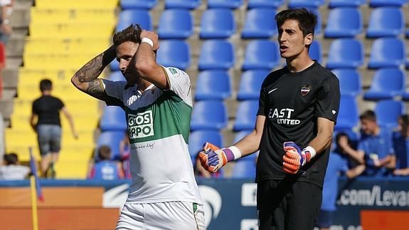 Un jugador del Elche se lamenta en un partido. 